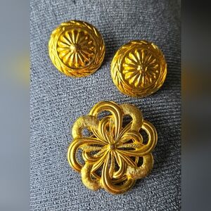 Vintage Gold Tone Flower Scarf Clip and Earring Set